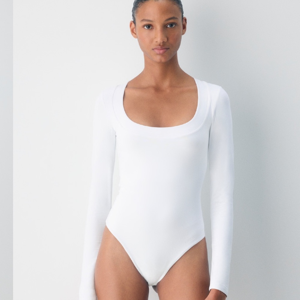 ARITZIA ORIGINAL CONTOUR STAGE BODYSUIT white Long Sleeve Scoop Neck Bodysuit